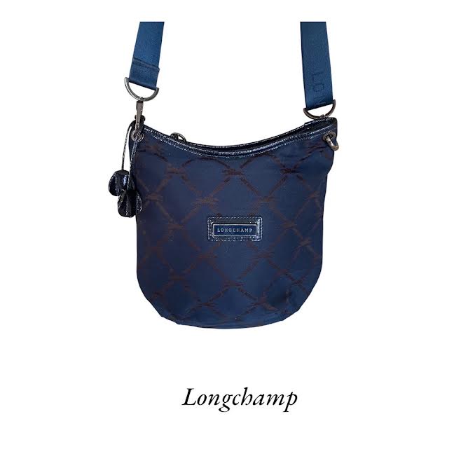 Longchamp Crossbody Bag – Oval Design, Adjustable Strap & Iconic Details