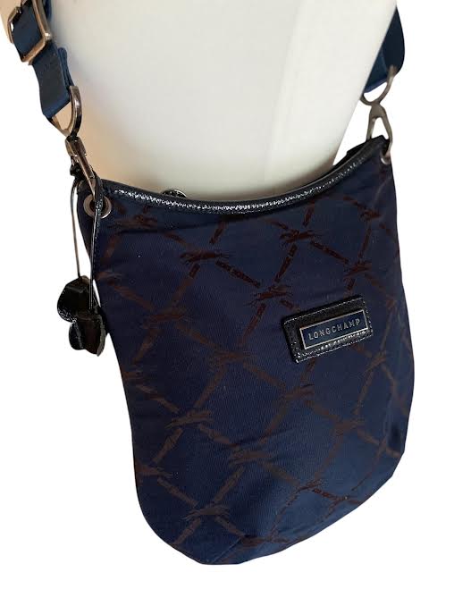 Longchamp Crossbody Bag – Oval Design, Adjustable Strap & Iconic Details