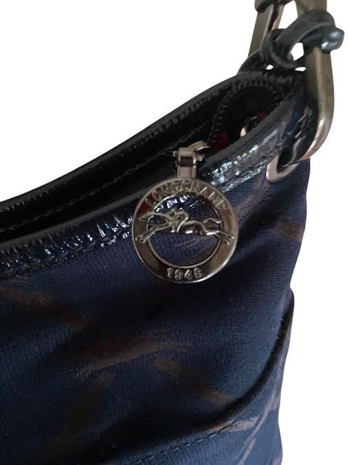 Longchamp Crossbody Bag – Oval Design, Adjustable Strap & Iconic Details