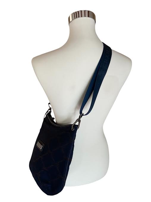 Longchamp Crossbody Bag – Oval Design, Adjustable Strap & Iconic Details